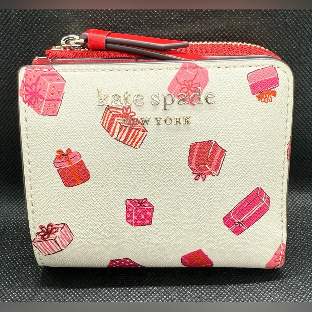 🩷♠️🩷KATE SPADE🩷♠️🩷Pink Multi Cameron Gifts Printed Bifold Wallet/NWOT - Picture 2 of 6